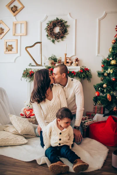 Família feliz na véspera de Natal — Fotografia de Stock
