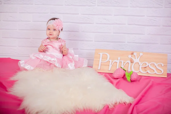 Маленькая девочка в розовом платье — стоковое фото