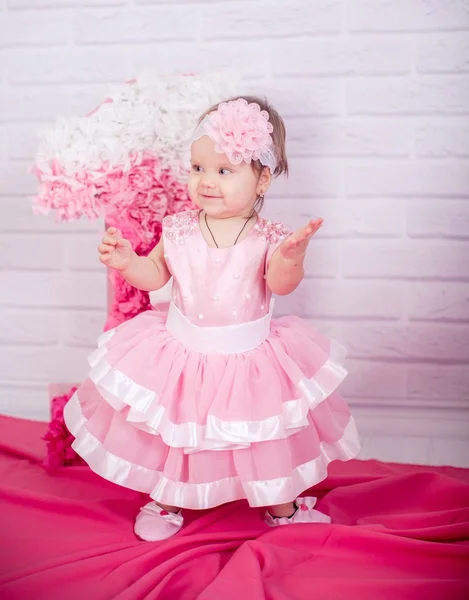 Klein meisje in roze jurk — Stockfoto