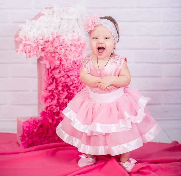Petite fille en robe rose — Photo