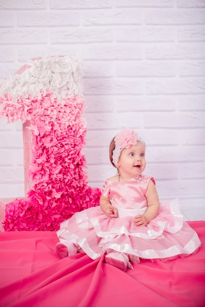 Bambina in abito rosa — Foto Stock