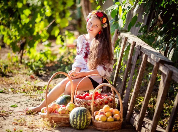 Ukrainisches Mädchen mit Obst und Gemüse — Stockfoto