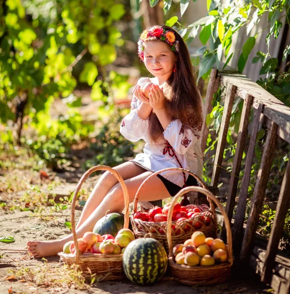 Oekraïense meisje met groenten en fruit — Stockfoto