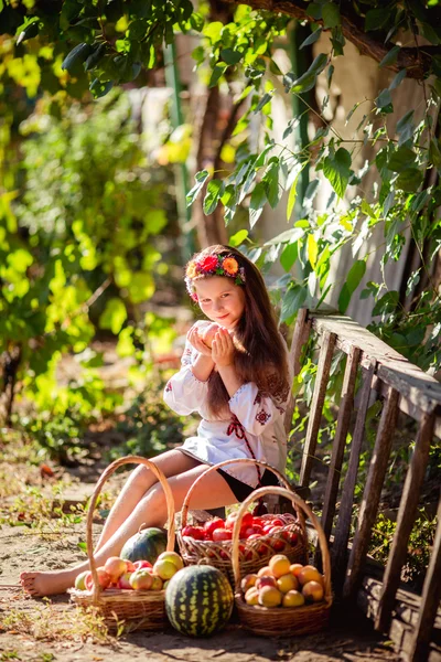 Ukrainisches Mädchen mit Obst und Gemüse — Stockfoto
