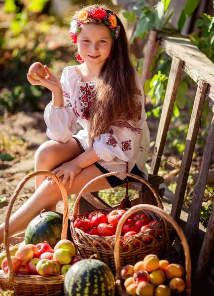 Ukrainsk flicka med frukt och grönsaker — Stockfoto