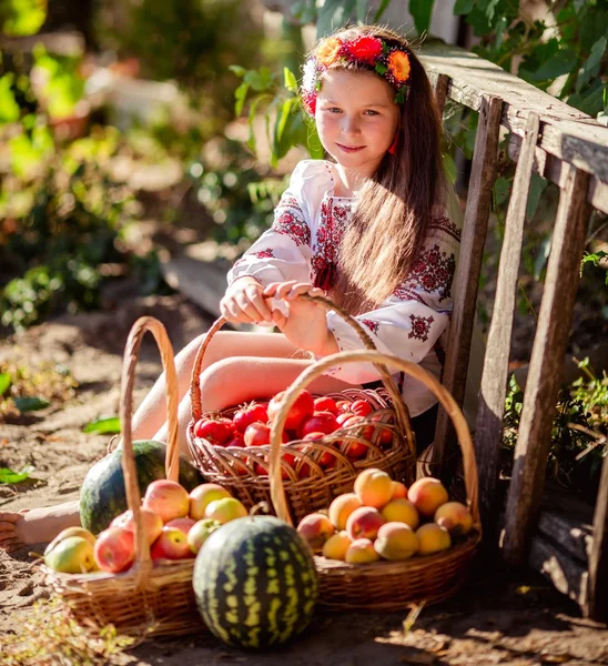 Oekraïense meisje met groenten en fruit — Stockfoto