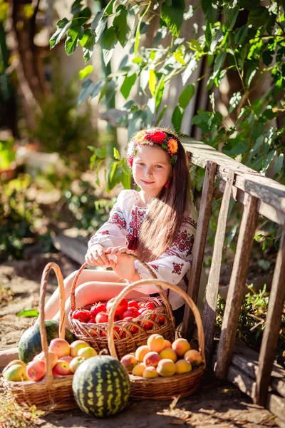 Oekraïense meisje met groenten en fruit — Stockfoto