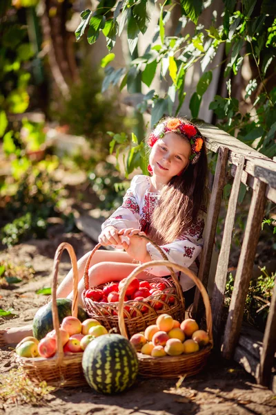 Ukraynalı kız meyve ve sebze ile — Stok fotoğraf