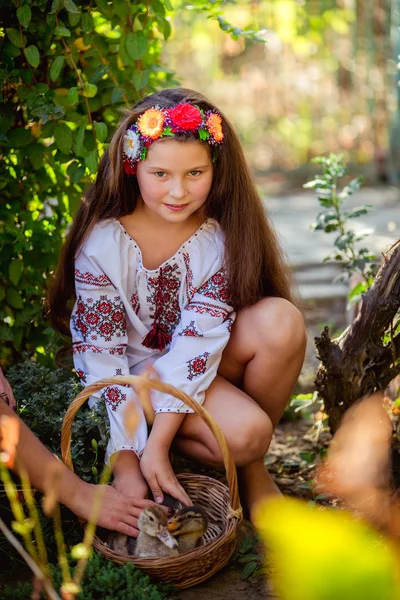 Kleines ukrainisches Mädchen mit Entchen — Stockfoto