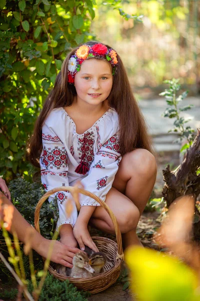 Kleines ukrainisches Mädchen mit Entchen — Stockfoto