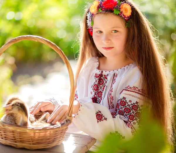 Liten ukrainsk flicka med ungar — Stockfoto