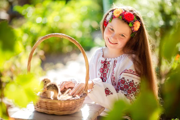 Ukrán kislány kiskacsán — Stock Fotó