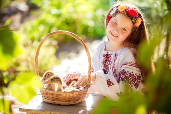 Ördek yavrusu ile küçük Ukraynalı kız — Stok fotoğraf