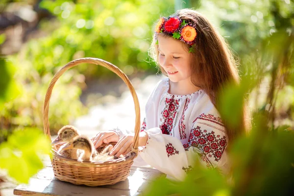 Liten ukrainsk flicka med ungar — Stockfoto