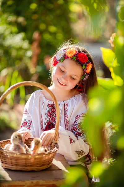 Oekraïense meisje met kuikens — Stockfoto