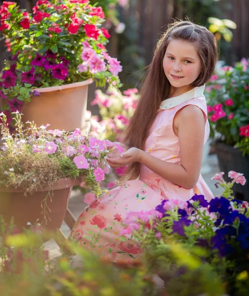 Liten flicka i trädgården — Stockfoto