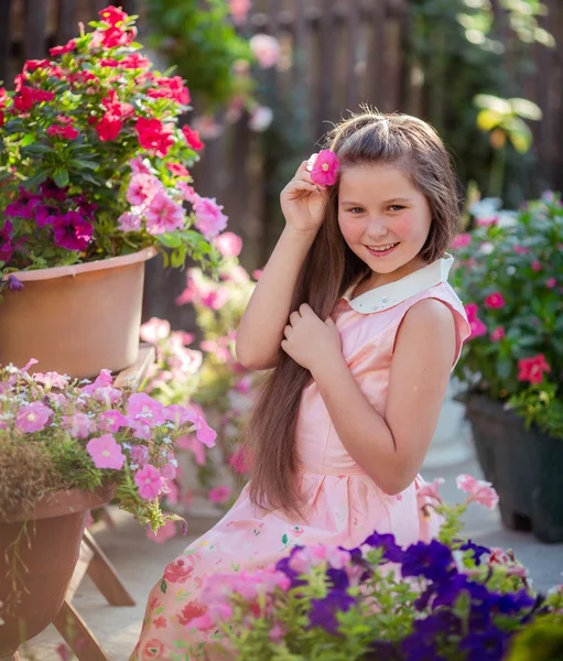 정원에 있는 소녀 — 스톡 사진