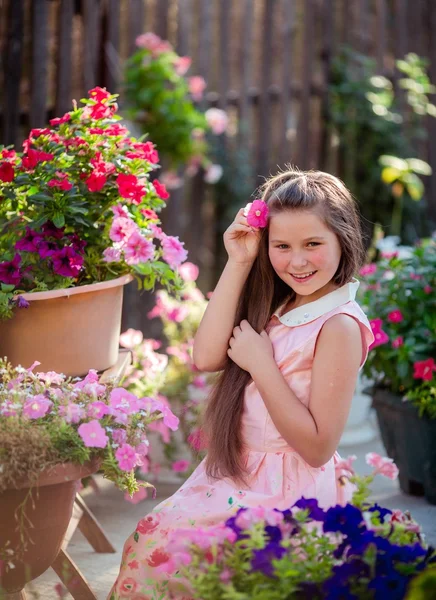 花园里的小女孩 — 图库照片