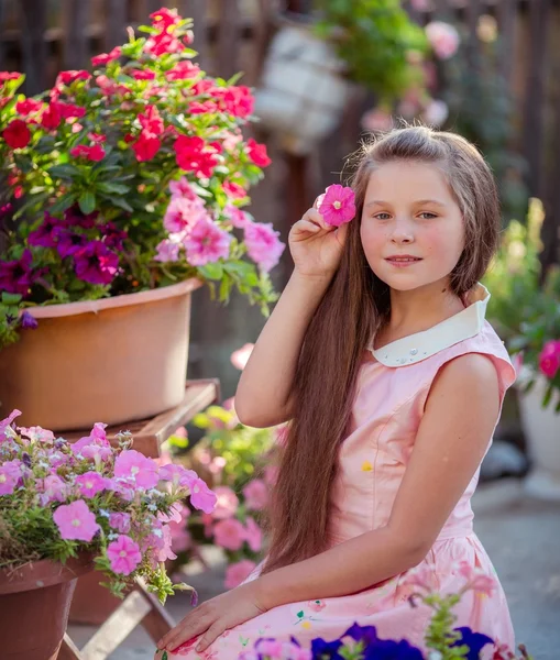 Liten flicka i trädgården — Stockfoto