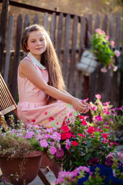 Маленькая девочка в саду — стоковое фото