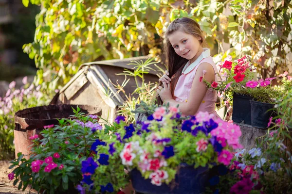 Liten flicka i trädgården — Stockfoto