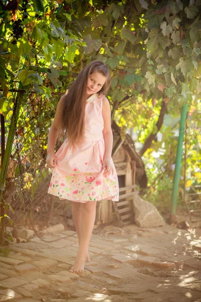 Niña en el jardín rural —  Fotos de Stock