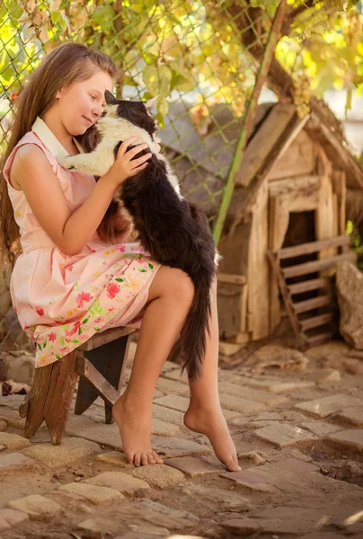 Liten flicka leker med katt — Stockfoto