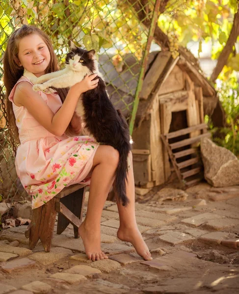 Kleines Mädchen spielt mit Katze — Stockfoto