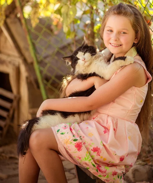 Liten flicka leker med katt — Stockfoto