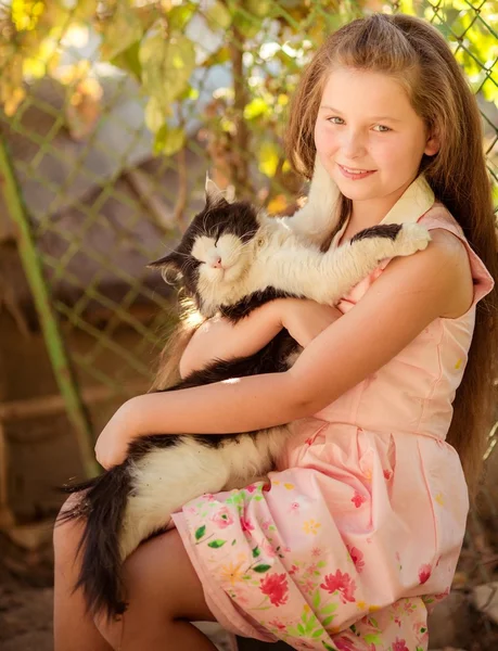 Bambina che gioca con gatto — Foto Stock