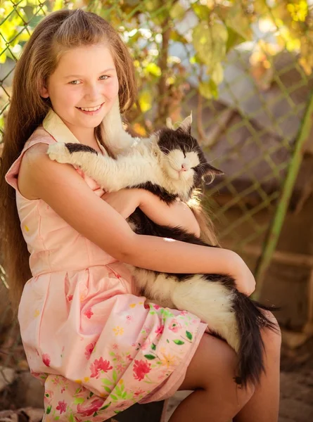 고양이갖고 노는 어린 소녀 — 스톡 사진