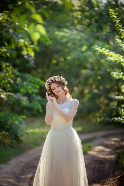 park içinde güzel bir gelin