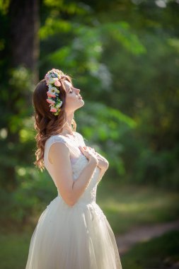 park içinde güzel bir gelin