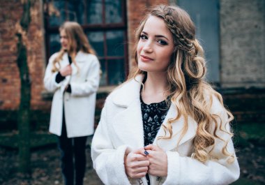 Beyaz kat olarak güzel kızlar