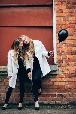 siyah Balonlu güzel kızlar