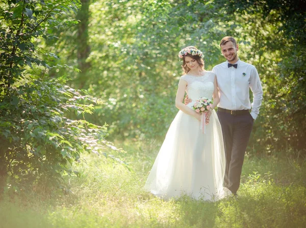 Felice sposa e sposo — Foto Stock