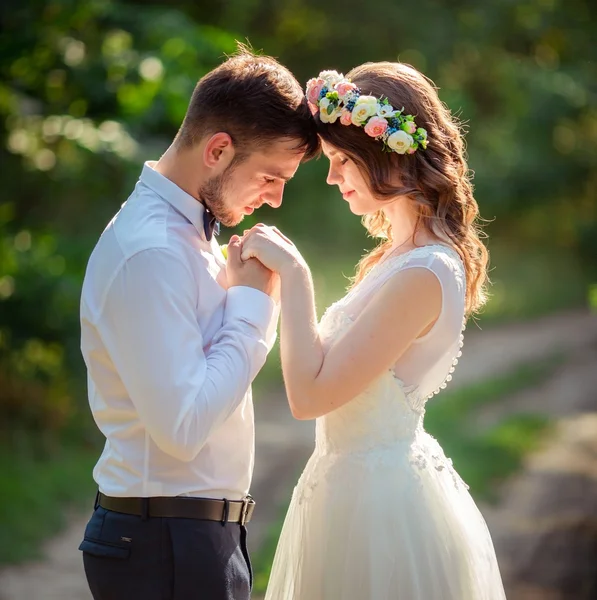 Mutlu gelin ve damat — Stok fotoğraf