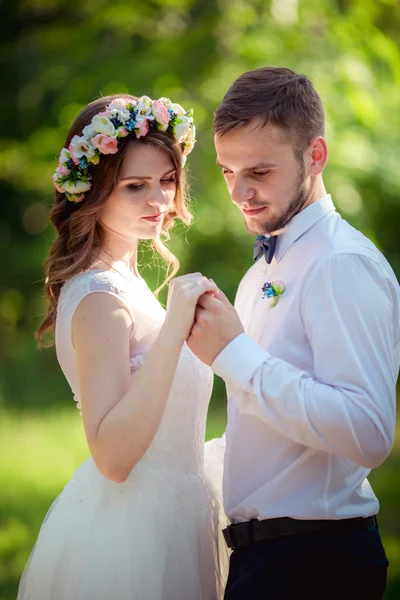 Glückliche Braut und Bräutigam — Stockfoto