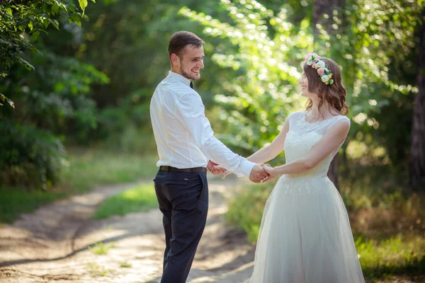 Novia y novio felices — Foto de Stock