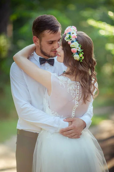 Novia y novio felices — Foto de Stock