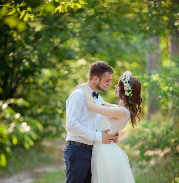 Novia y novio felices — Foto de Stock