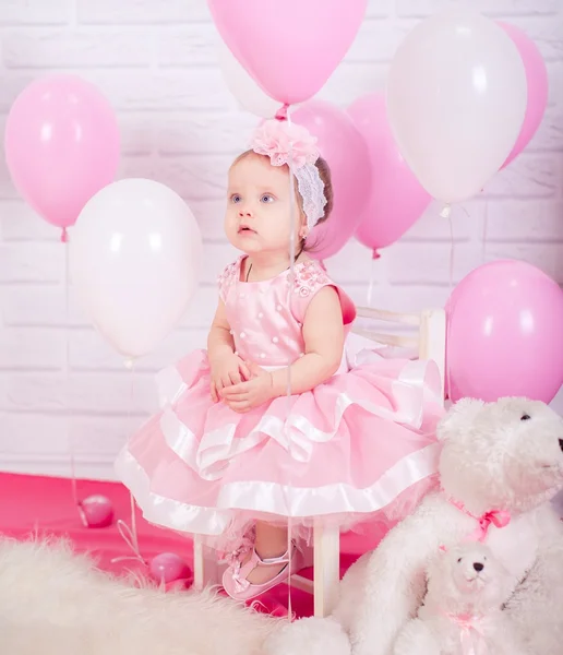 Niña en vestido rosa — Foto de Stock