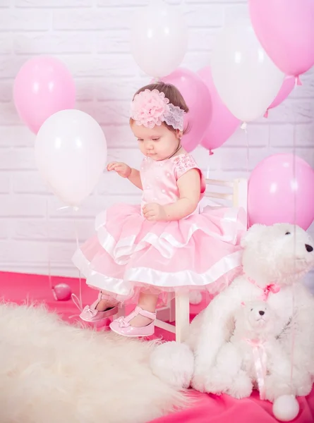 Κοριτσάκι σε ροζ φόρεμα — Φωτογραφία Αρχείου