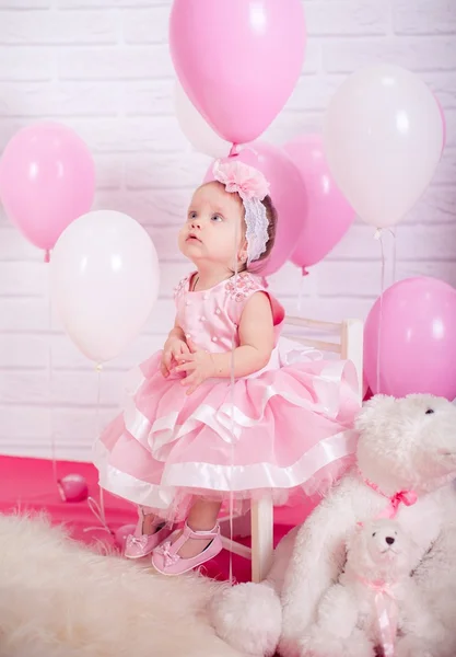 Petite fille en robe rose — Photo