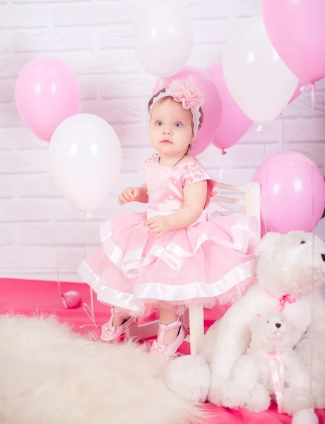 Petite fille en robe rose — Photo