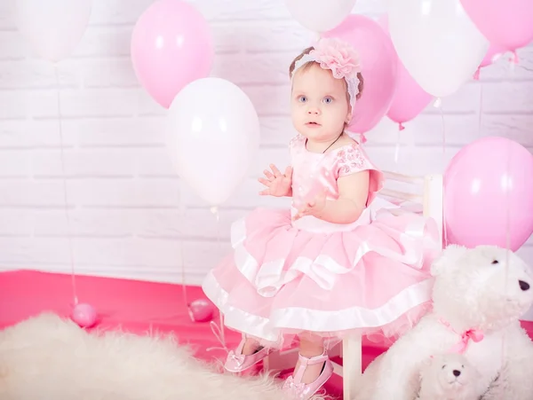 Bambina in abito rosa — Foto Stock