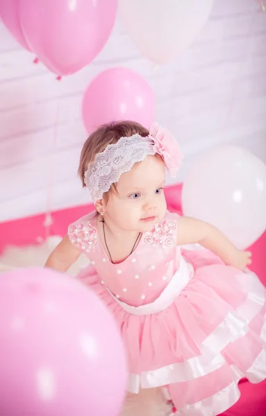 Bambina in abito rosa — Foto Stock