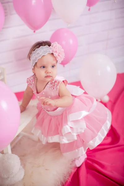 Petite fille en robe rose — Photo