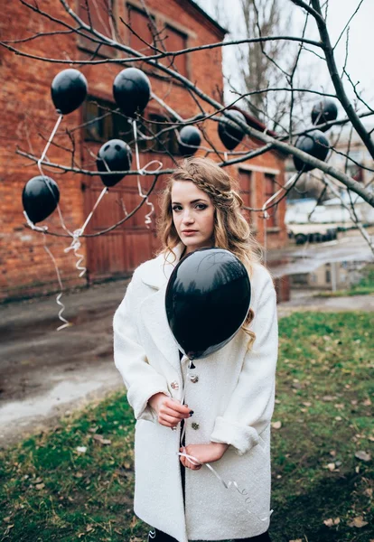 Девушка в модной одежде с черными шариками — стоковое фото