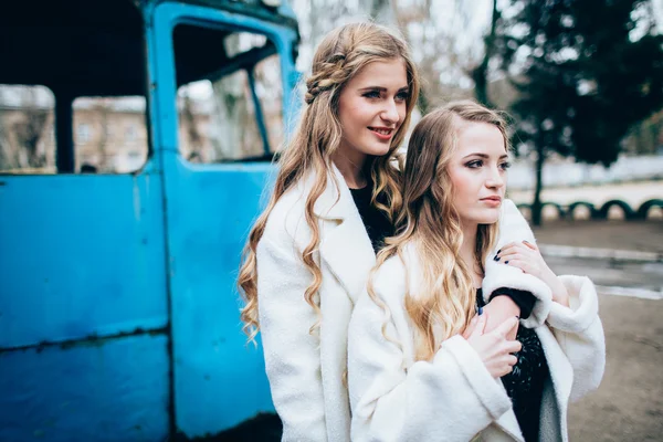 Meninas bonitas em casacos brancos — Fotografia de Stock